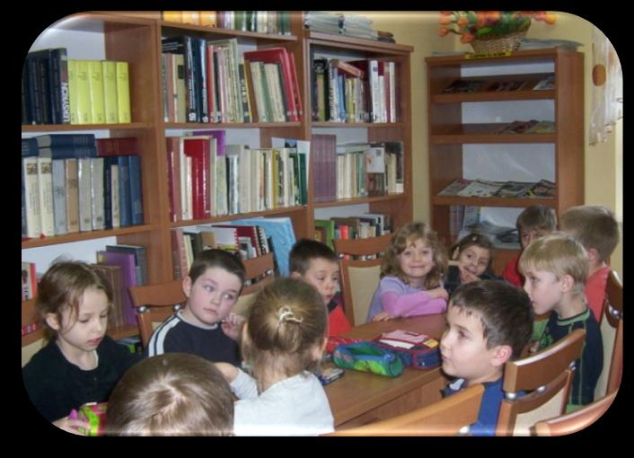 JESIEŃ pora czytania książek Uczniowie klasy 2a odwiedzili szkolną bibliotekę. Uczestniczyli w kolorowej lekcji przygotowanej przez Panią Krysię Szłapę.