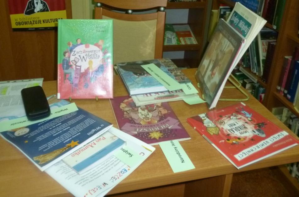 ŚWIĄTECZNE ZWYCZAJE Uczniowie złożyli przedświąteczną wizytę w bibliotece. Spotkanie było bardzo interesujące.