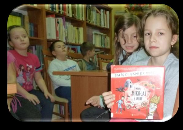 ŚWIĘTA W KSIĄŻKACH Dzisiaj całą klasą poszliśmy do szkolnej biblioteki. Pani bibliotekarka opowiadała nam o Świętym Mikołaju. Czytała fragment książki Zaczarowana Wigilia.