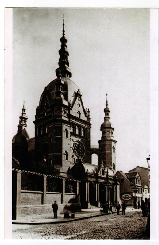 Jak już wspomniano, styl architektoniczny synagogi oraz jej wnętrze związane było z krajem i jego kulturą, a także panującym wówczas stylem w sztuce.