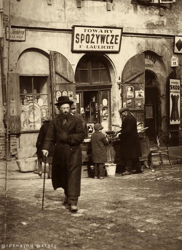 Wstęp Przed wybuchem II wojny światowej Polskę zamieszkiwało ponad 3 mln Żydów. (Według Narodowego Spisu Ludności z 1931 r., bazującego na deklaracji wyznawanej religii 3 113 933 osób).