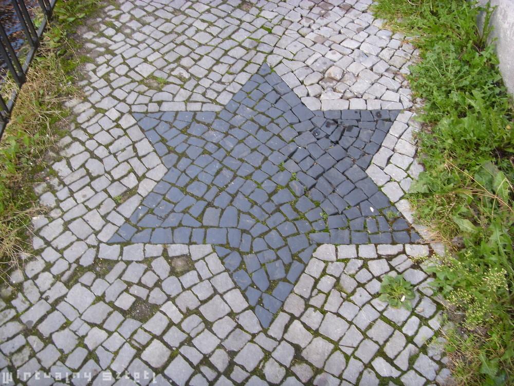 Gwiazda sześcioramienna (zwana Gwiazdą Dawida) Ma znaczenie symboliczne.