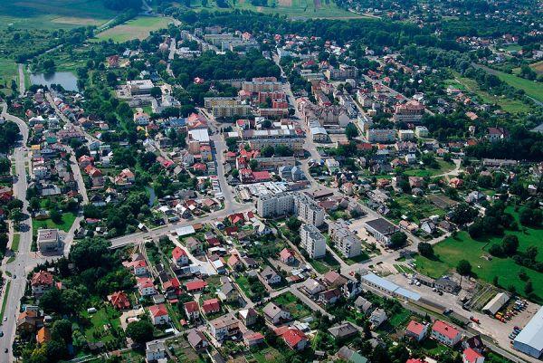 Podobieństwa i dysproporcje pomiędzy miastami HRUBIESZÓW Siedziba powiatu w południowo-wschodniej części województwa lubelskiego. Miasto z liczbą ludności sięgającą 20 tyś.