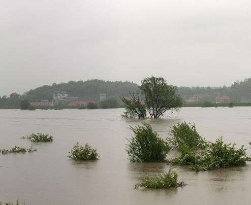 MZM W PORTALU MAPOWYM INTENSYWNE OPADY ATMOSFERYCZNE Opady atmosferyczne ze względu na swoje znaczenie dla środowiska przyrodniczego są jednym z najważniejszych elementów pogody i klimatu.