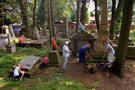 Jesteśmy dumni, że na ziemi przodków uprzątnięty cmentarz jest wymownym