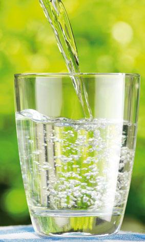 Co najlepiej pić? Specjaliści do spraw żywienia zalecają by dzieci i młodzież spożywali nie mniej niż 1,5-2 litry wody dziennie łącznie z wodą pochodzącą z napojów i produktów spożywczych.