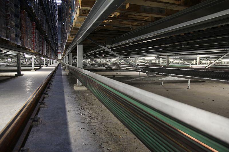 Magazyny samonośne Magazyn samonośny, inaczej silo to typ magazynu, gdzie regały stanowią konstrukcję nośną dachu i ścian.