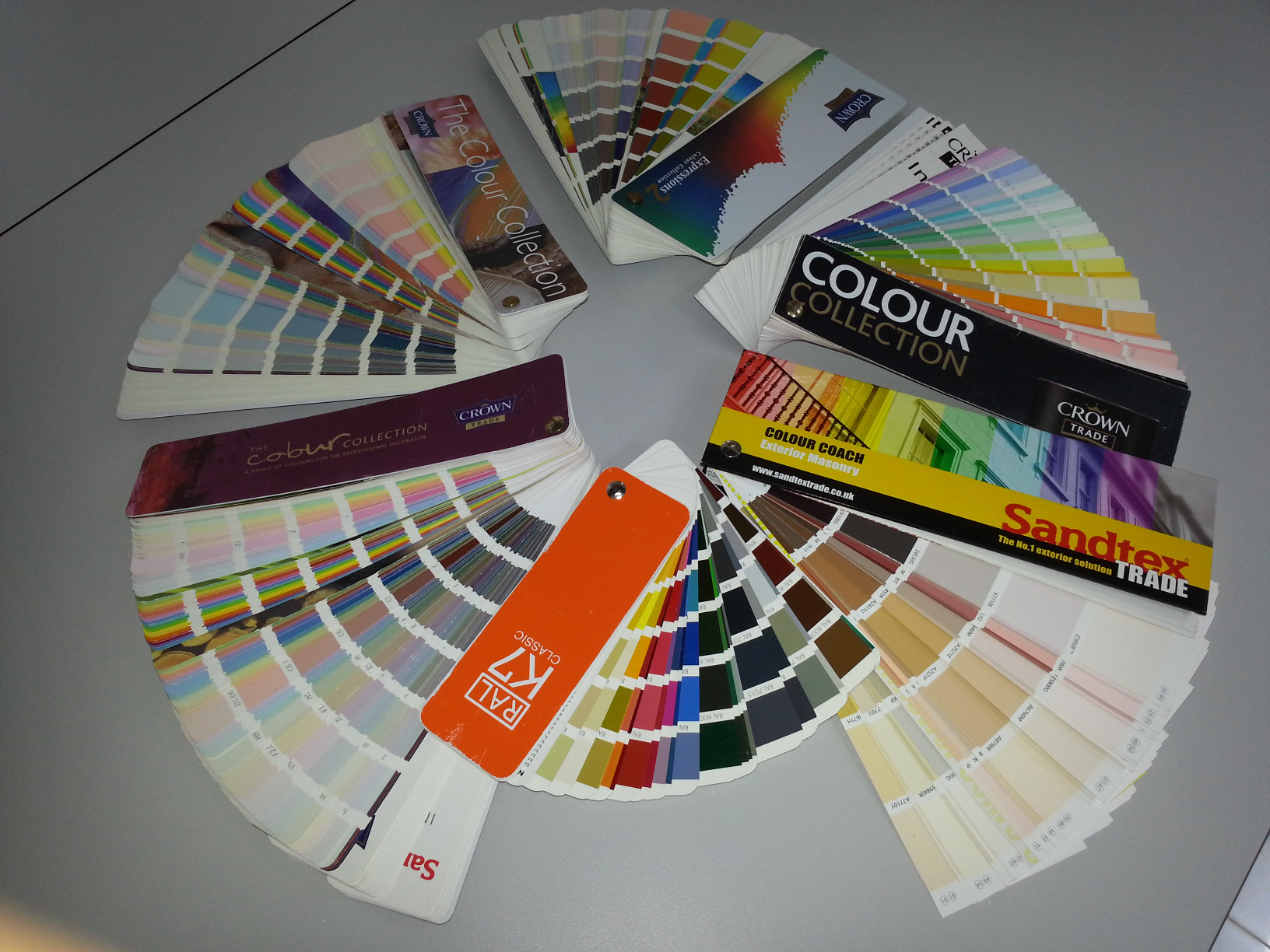 Crown Paints Fabryka Crown Paints jest największym producentem farb w Anglii. Należy do niej ok 30% angielskiego rynku detalicznego.