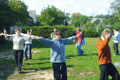 muzycznych, taniec terapeutyczny, poprawę samokontroli nad odruchami zmniejszenie poczucia izolacji i odrzucenia, improwizacje ruchowe do wybranej muzyki, poprawę ogólnego samopoczucia oraz kondycji