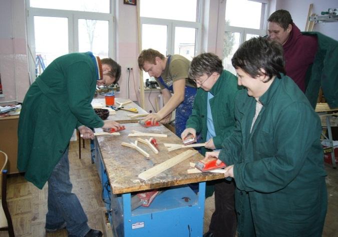 Pracowni pedagogiczno edukacyjnej Pracowni umiejętności społecznych Pracowni plastyczno artystycznej Pracowni stolarsko rzemieślniczej W Warsztacie Terapii Zajęciowej w Liszkowie rehabilitacja