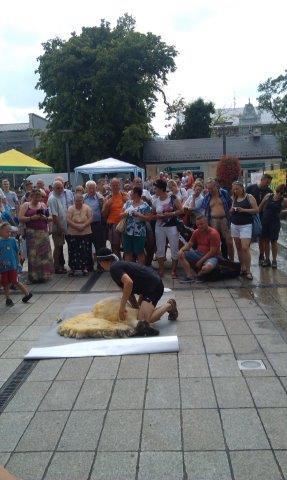 który też wykonał przed sceną strzyżenie owcy. foto Jan Sztefek Mimo starszego wieku śpiewaków, i z tego powodu już przetrzebiona, Grupa śpiewacza GRONIE i tym razem nie zawiodła organizatorów.