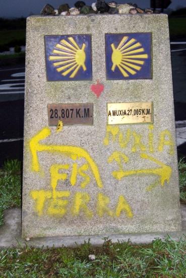 Wychodzimy ze schroniska wracamy do drogi, którą wczoraj przyszliśmy i skręcamy w prawo i po 500m tuż przed mostkiem na ścieżkę w lewo.