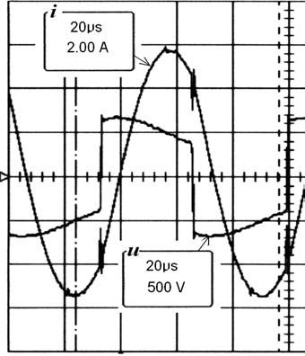 157 a) b) c) Rys. 7.5. Przykładowe przebiegi prądu i napięcia wyjściowego falownika: a) prądu dla modulacji PDM, b) prądu dla modulacji PDM-PFM (nowy sposób sterowania), c) prądu i napięcia w