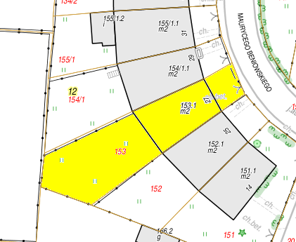 przy al. 3 Maja. http://mapa.komunikacja.krakow.pl/ UKSZTAŁTOWANIE TERENU NIERUCHOMOŚCI : Działka nr 153 ma kształt wielokąta foremnego. Powierzchnia działki wynosi 0,0380ha, teren płaski.