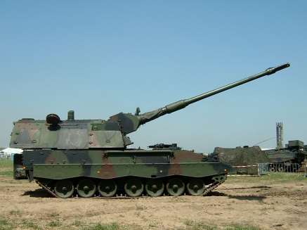 Wśród czołgów i artylerii połączenie gąsienicowego podwozia i haubic zawsze było synonimem potężnego uderzenia. Ta konstrukcja podtrzymuje tę tradycję.