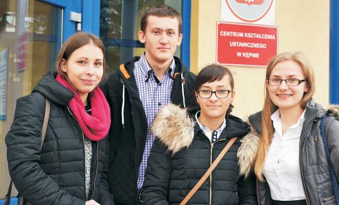 16 BARANÓW BRALIN KÊPNO ÊKA OPATOWSKA PERZÓW RYCHTAL TRZCINICA KÊPNO Próbne matury w technikum ZSP nr 2 BY O CIÊ KO Od lewej: Asia Tomaszek, Tobiasz Kuch, Karolina Wróbel i Weronika Stró yñska po