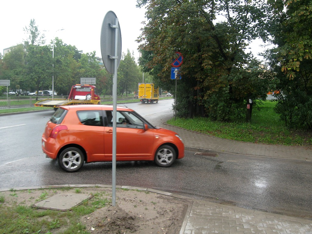 41. Źródłowa (wydzielone, obustronne drogi rowerowe) Występują problemy terenowe (patrz zdjęcie obok skrzyżowanie z ul. Zdrojową).