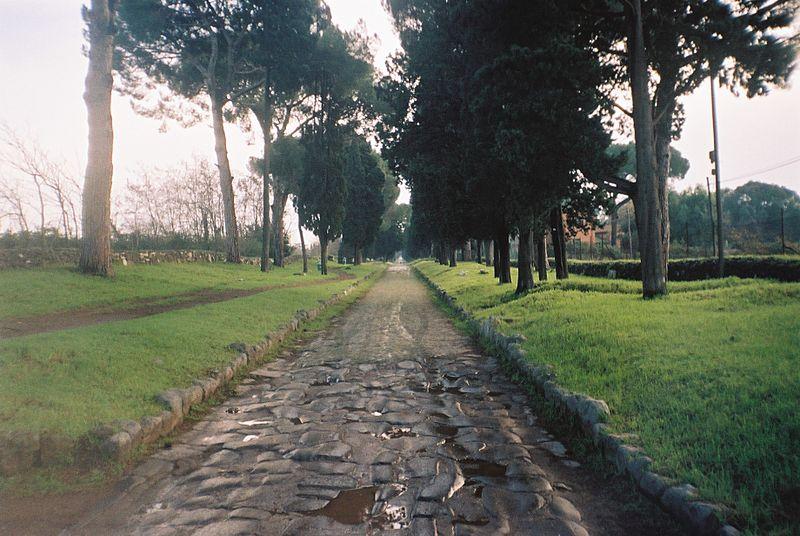 Już w III wieku przed naszą erą rzymianie rozpoczeli budowę dróg, której zasady obowiązują