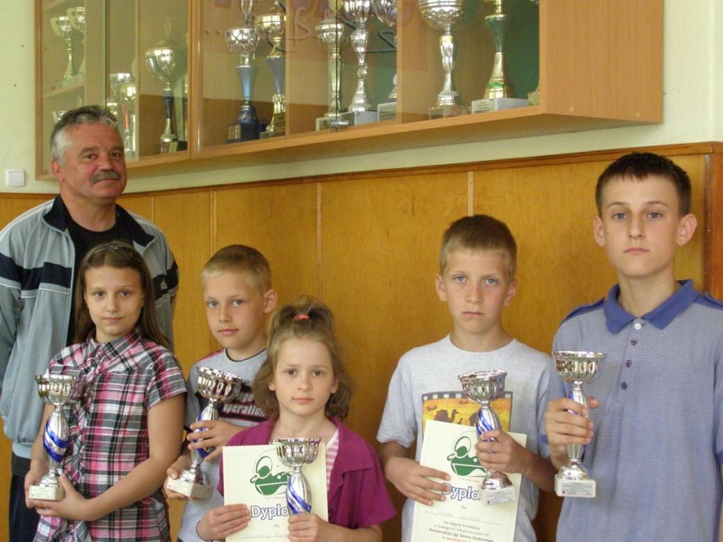 Halowa Liga Tenisa Stołowego sezonu 2011/2012 klasa I-III dziewcząt: I miejsce Ewa Dukaczewska, III miejsce Aleksandra Burzyńska, IV miejsce Nikola Andrzejewska klasa