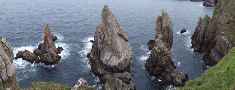 Tory Island ma wiele historycznych i mitologicznych miejsc: Dún Bhaloir (Balor Fort) położony jest we wschodniej części wyspy. To półwysep otoczony z trzech stron 90metrowymi skałami.