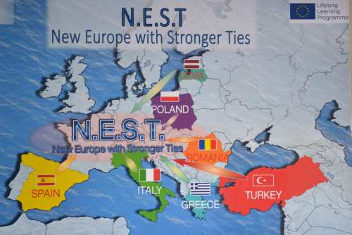 N.E.S.T. New Europe with Stronger Ties N e w s l e t t e r wrzesień 2013 nr 1 Oficjalnie z dniem 1. sierpnia 2013 nasze Gimnazjum ponownie rozpoczęło przygodę z programem Uczenie się przez całe życie.