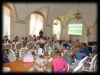 Spotkania z dziećmi i młodzieżą mają na celu zapoznanie ich z zasadami odpowiedniej segregacji odpadów jaka prowadzona jest na terenie miasta Poznania.