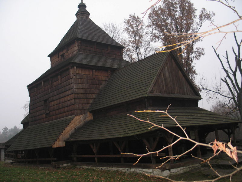 Północno-wschodnia część Roztocza Środkowego, objęta ochroną jako Krasnobrodzki Park Krajobrazowy, ma odmienny charakter.