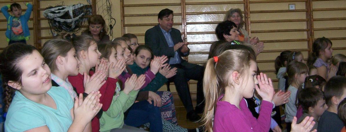 KARNAWAŁ, KARNAWAŁ W styczniu 2015 r. uczniowie edukacji wczesnoszkolnej na spotkaniu z panią Muzyką odwiedzili Brazylię, Kubę i Hiszpanię. Poznali tańce towarzyskie: sambę, cha chę i rumbę.