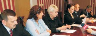 BARANÓW BRALIN KÊPNO ÊKA OPATOWSKA PERZÓW RYCHTAL TRZCINICA 11 Wójtowie i pani senator przy jednym stole Wspólne problemy BRALIN Poparli pomys³ realizacji etapu obwodnicy Kêpna, ie wykluczyli równie