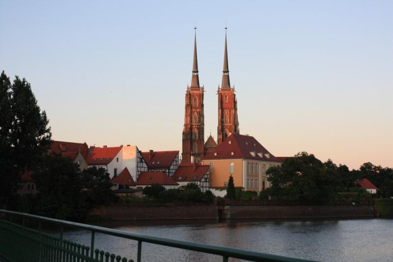 3 Krótka charakterystyka Wrocławia Wrocław jest stolicą Dolnego Śląska. Należy do najstarszych i zarazem najciekawszych miast w Polsce.