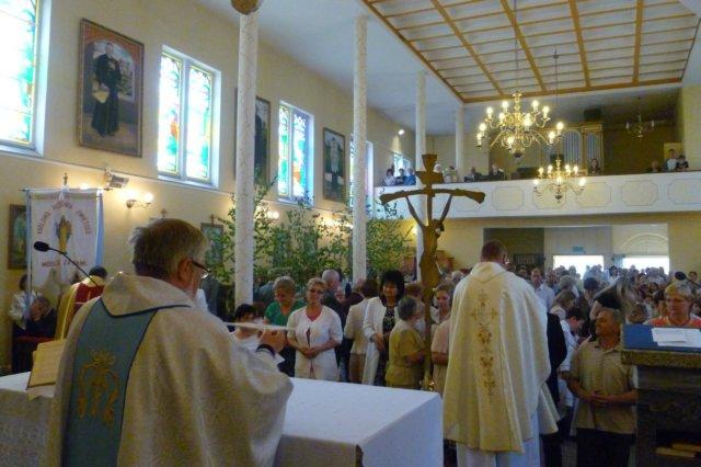 Patronką parafii jest Św. Teresa od Dzieciątka Jezus.