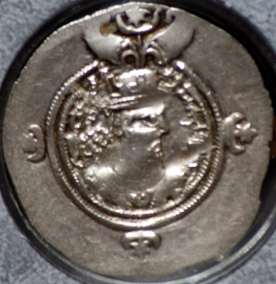 Wędrówki ludów spowodowały, że obok kultury europejskiej kształtowały się także inne. Na zdj.: przedislamskie perskie drachmy z VI w.; fot.: autor. 631 Klęska Franków w bitwie pod Wogastisburgiem.