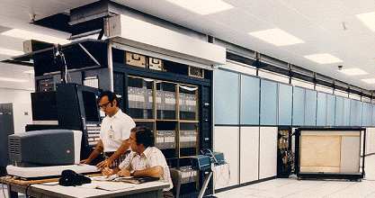 danych pomiędzy sąsiadującymi procesorami: left, right, up, down, (+ front, back dla 3D) Illiac IV (1976) Illiac IV (1976) MasPar MP-1/MP-2 (1990) Thinking Machines CM-2 (1987) Stosowane w latach