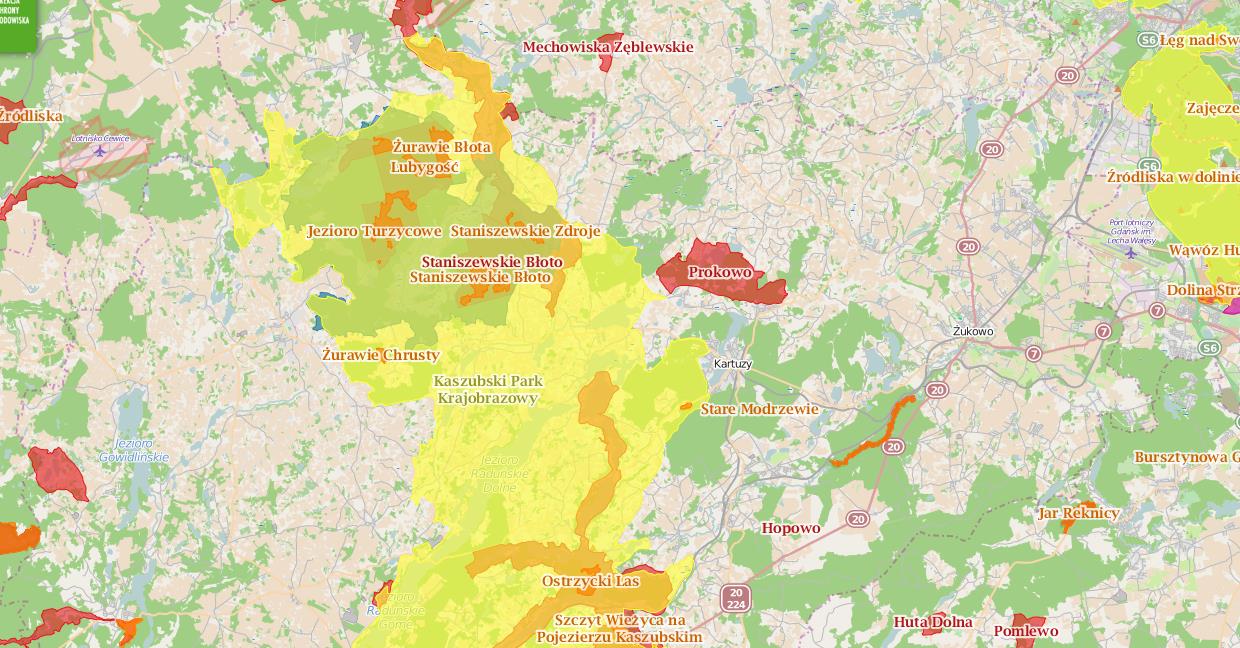 Kartuzy położona jest północna i wschodnia część Parku. W celu ochrony środowiska ustanowiono również otulinę obszaru, która zajmuje część gminy Kartuzy, na wschód od granicy parku.