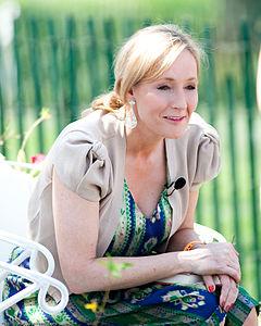 Autorka J. K. Rowling (ur. 31 lipca 1965 w ChippinSodbury) angielska pisarka, autorka serii Harry Potter. Z wykształcenia filolog klasyczny.