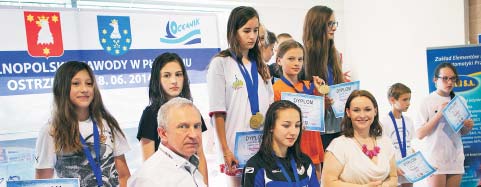 2 CZAJKÓW DORUCHÓW GRABÓW KOBYLA GÓRA KRASZEWICE MIKSTAT OSTRZESZÓW Fot. G. Kosmala OSTRZESZÓW Posadzeniem szpaleru buków uczczono w Ostrzeszowie 25 rocznicê pierwszych wolnych wyborów w naszym kraju.