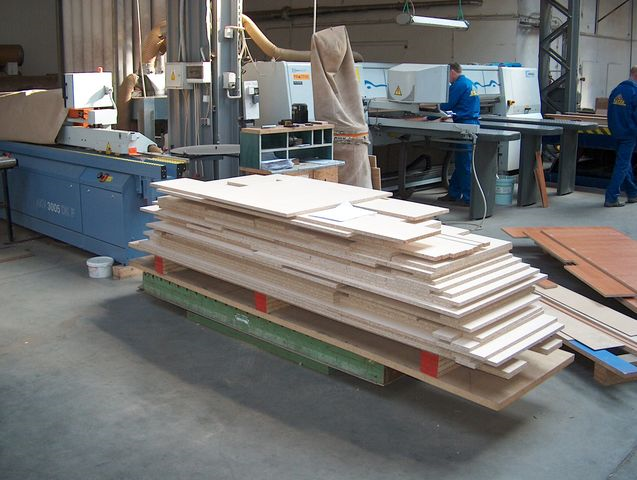 wyrobów z drewna i tworzyw drzewnych; wykonywania prac związanych z obsługą oraz konserwacją maszyn i