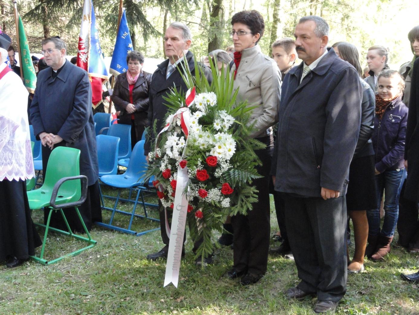71 ROCZNICA MORDU W LASKU RUSINOWSKIM Obchody 71 rocznicy mordu w Lasku Rusinowskim obchodzone były w dniu 9 października 2010 roku. Rozpoczęte zostały w Kościele Św.