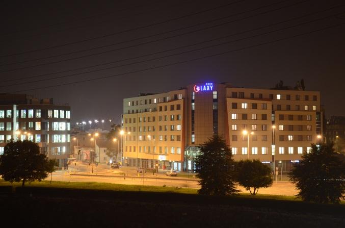 Muzeum Fabryka Schindlera przy Lipowej 4 - Bulwarami Wiślanymi, zachęcającymi do spaceru wzdłuż Wisły do Wzgórza Wawelskiego - Galerią Kazimierz centrum handlowym, Klubem Sportowym Pure Health &