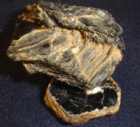 Miki Uwodnione glinokrzemiany potasu z domieszką krzemianów magnezu i żelaza Muskowit KAl2(OH, F)2AlSi3O10) minerał bezbarwny lub żółtawy, twardość 2, w