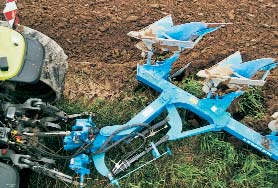 Orka Onland i w bruździe Onland W bruździe Orka po caliźnie (onland) pługami EurOpal OF i Vari-Opal OF chroni podglebie, gdyż koła ciagnika nie jadą w bruździe.