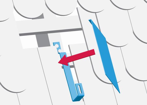 Montaż mocowania do dachu Wytnij dachówkę górną w miejscu w którym pokrywa uchwyt.
