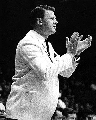 PIERWSZY SKŁAD Oto jak prezentował się pierwszy roster Chicago Bulls z sezonu 1966-67: Rozgrywający: Guy Rodgers, Dave Schellhase Rzucający Obrońcy: Jerry Sloan, Gerry Ward Niscy Skrzydłowi: Barry