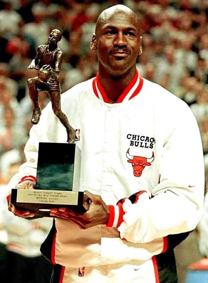 Jordan czy LeBron, czyli ostatecznie kto jest najlepszym zawodnikiem w historii? tekst: Piotr Jankowski @PJ_Jankowski Od dawien dawna w Internecie trwa wojna pomiędzy fanami Bulls i LeBrona Jamesa.