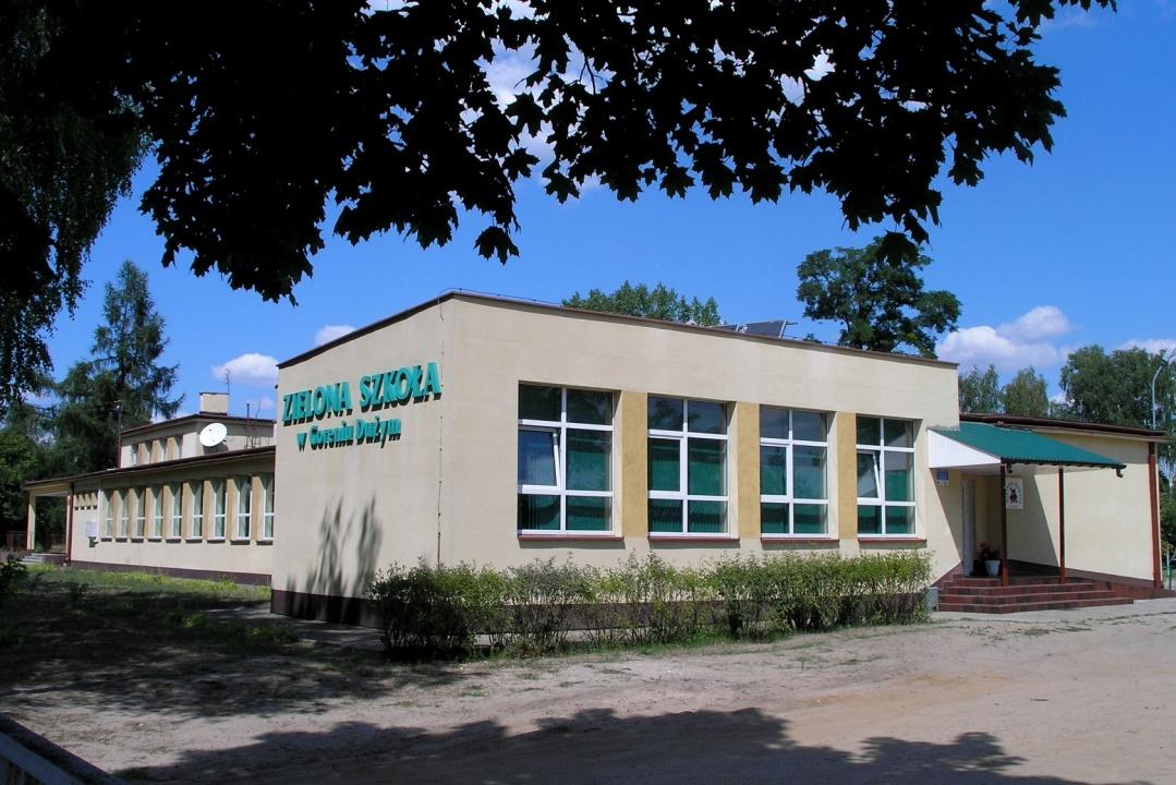 organizację imprez okolicznościowych (chrzty, komunie, wesela), szkolenia i konferencje, spotkania integracyjne, grzybobrania, wigilie firmowe, wieczorki taneczne, przejażdżki konnymi bryczkami i