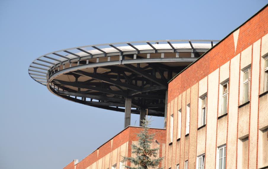 Dane techniczne lądowiska: - konstrukcja płyty lądowiska składa się z promieniście rozmieszczonych stalowych trapezowych dźwigarów kratowych z wylaną