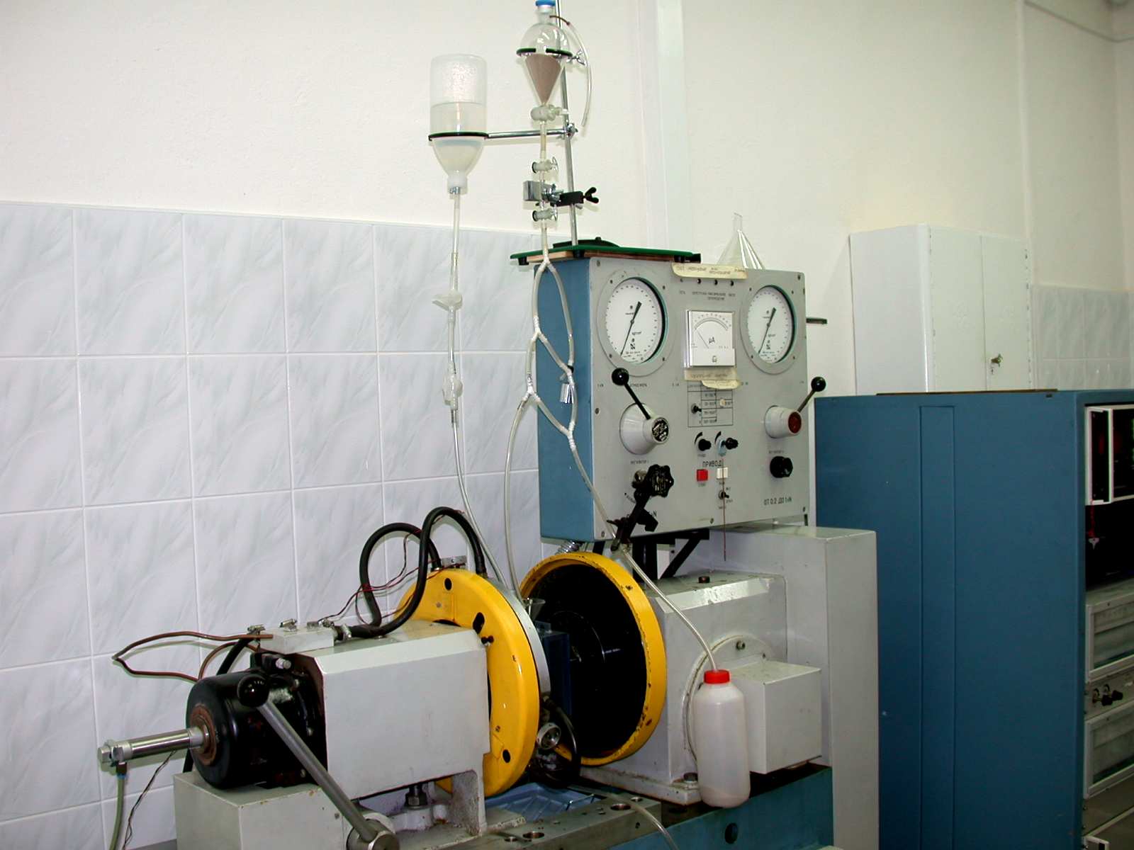 Rys. 2. Fotografia maszyny tarciowej UMT 2169 Fig. 2. UMT 2169 friction wear machine Jako badawczy wybrano szeroko opisywaną w literaturze stal 45 (wg wycofanej normy PN-H- 84019:1993).