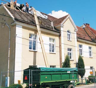 12 BARANÓW BRALIN KÊPNO ÊKA OPATOWSKA PERZÓW RYCHTAL TRZCINICA BARANÓW BRALIN KÊPNO ÊKA OPATOWSKA PERZÓW RYCHTAL TRZCINICA 13 Trwa remont dachu budynku ZS w Nowej Wsi Ksi¹ êcej Nowe oblicze szko³y
