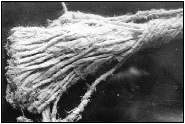 Zdjęcie 5 Sznur azbestowy stosowany w uszczelnieniach izolacji cieplnej 3) Transport Azbest stosowany głównie do termoizolacji i izolacji elektrycznych urządzeń grzewczych w tramwajach,