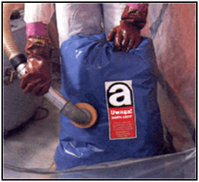 Zdjęcie 8 Przykład prawidłowego postępowania przy demontażu pokrycia dachowego z eternitu, pracownik ubrany w pyłoszczelny kombinezon z maską posługuje się specjalistycznym